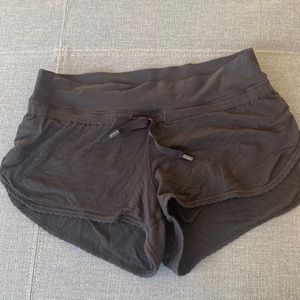 Lululemon yoga shorts - lined